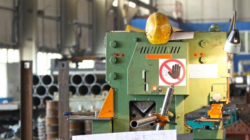 Maschine zur Metallverarbeitung, Warnschild, Helm